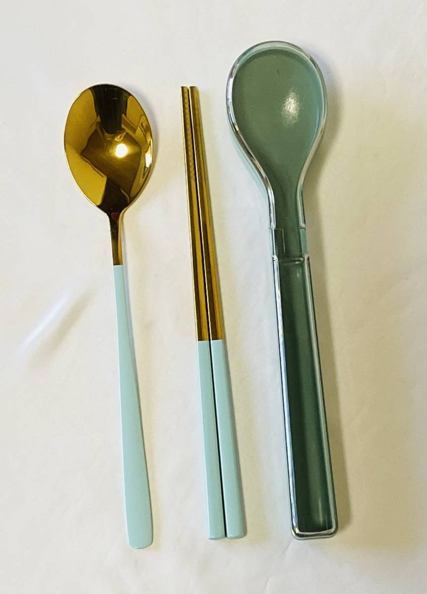 【新品】【送料込み】収納ケース付カトラリー2点セット ゴールド×グリーンカラー お箸・スプーン拍卖