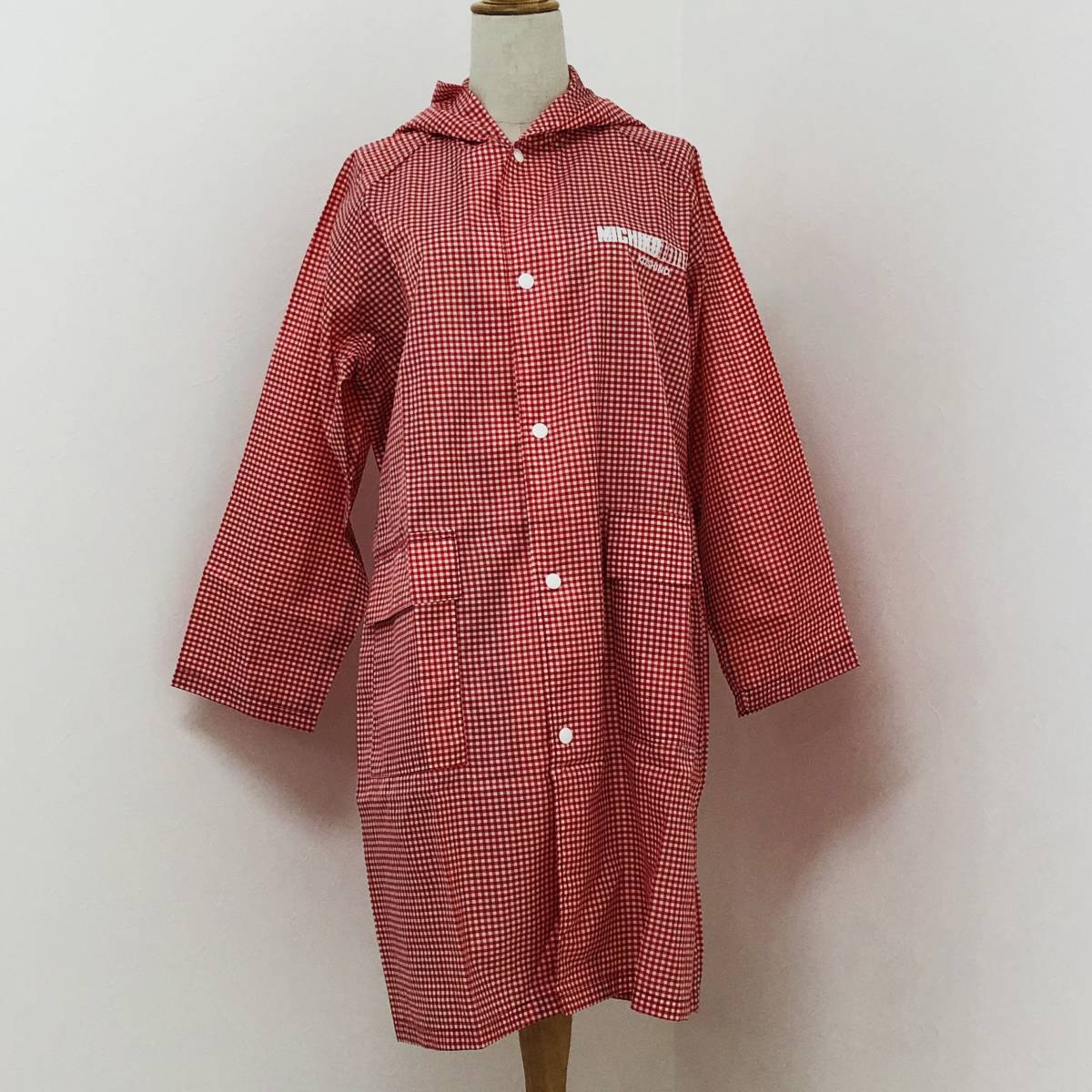 a01092 美品 MICHIKO LONDON ミチコロンドン レインコート ロゴプfリント スナップボタン フード 赤 チェック キュートなスイートスタイル拍卖