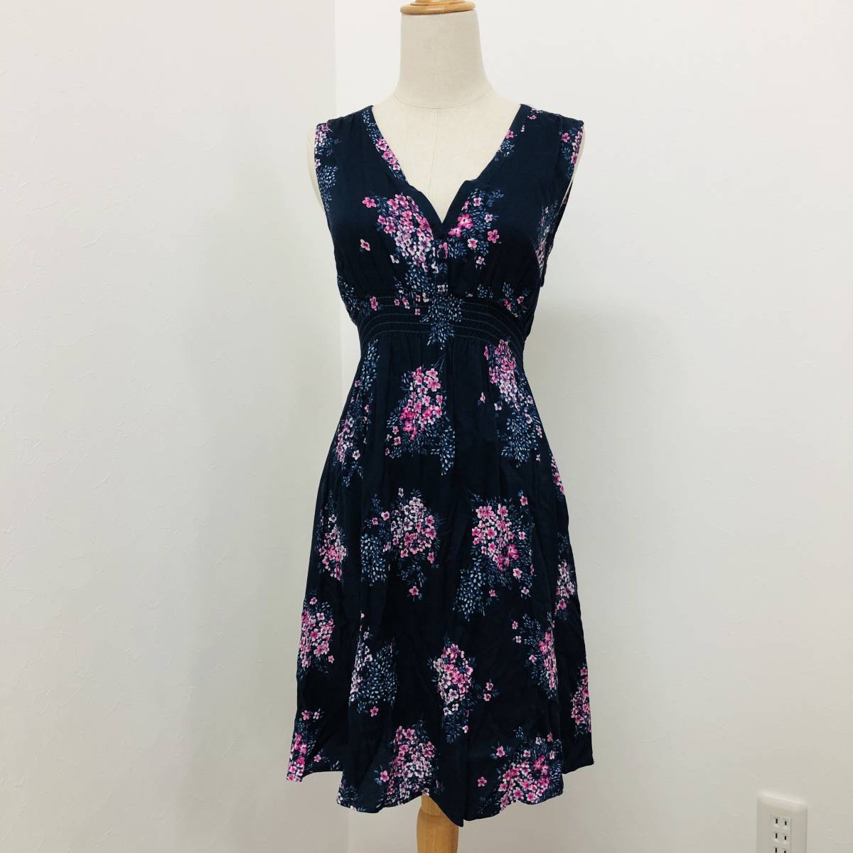a01507 MAMA ワンピース ノースリーブ ひざ上丈 薄手 ウエストゴム Vネック S(US) ネイビー 花柄 レディース キュートなスイートスタイル拍卖