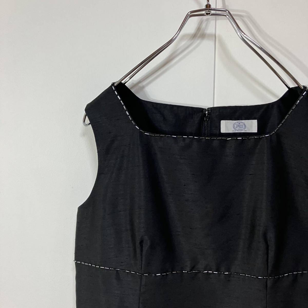 J.PRESS ジェイプレス ビジュー スラブ調 デザイン 裏地付き ホック ジップ ノースリーブ ひざ丈 ワンピース 古着 ブラック 11拍卖