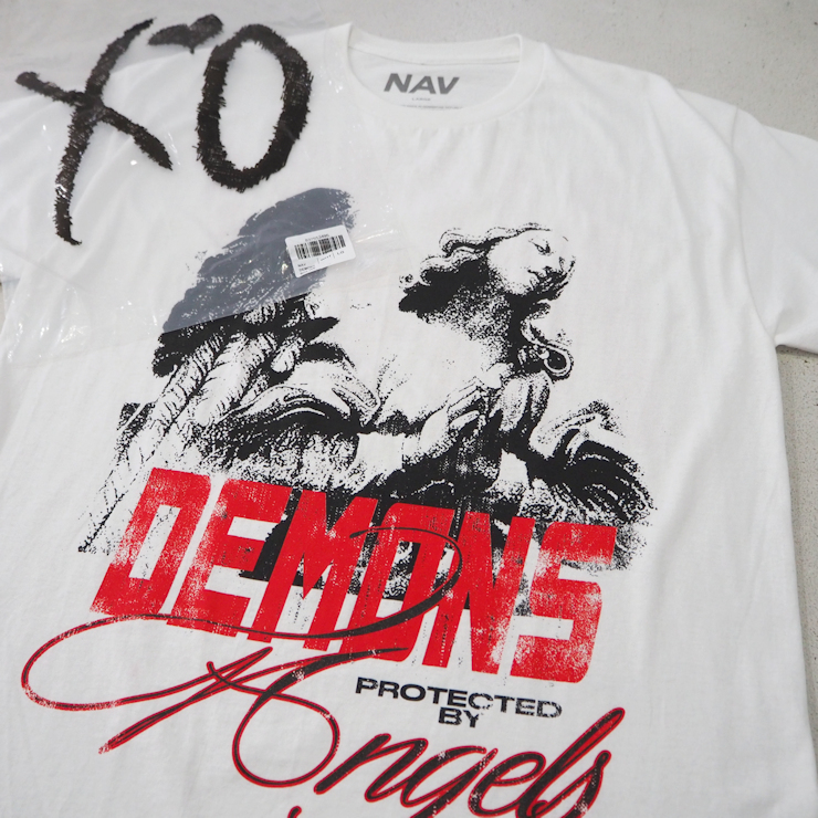 新品 L 正規品 ナヴ x イタミ コラボ DEMONS 女神 プリント Tシャツ 白 ホワイト 赤 レッド メンズ NAV × ITAMI Statue Merch XO本物 公式拍卖