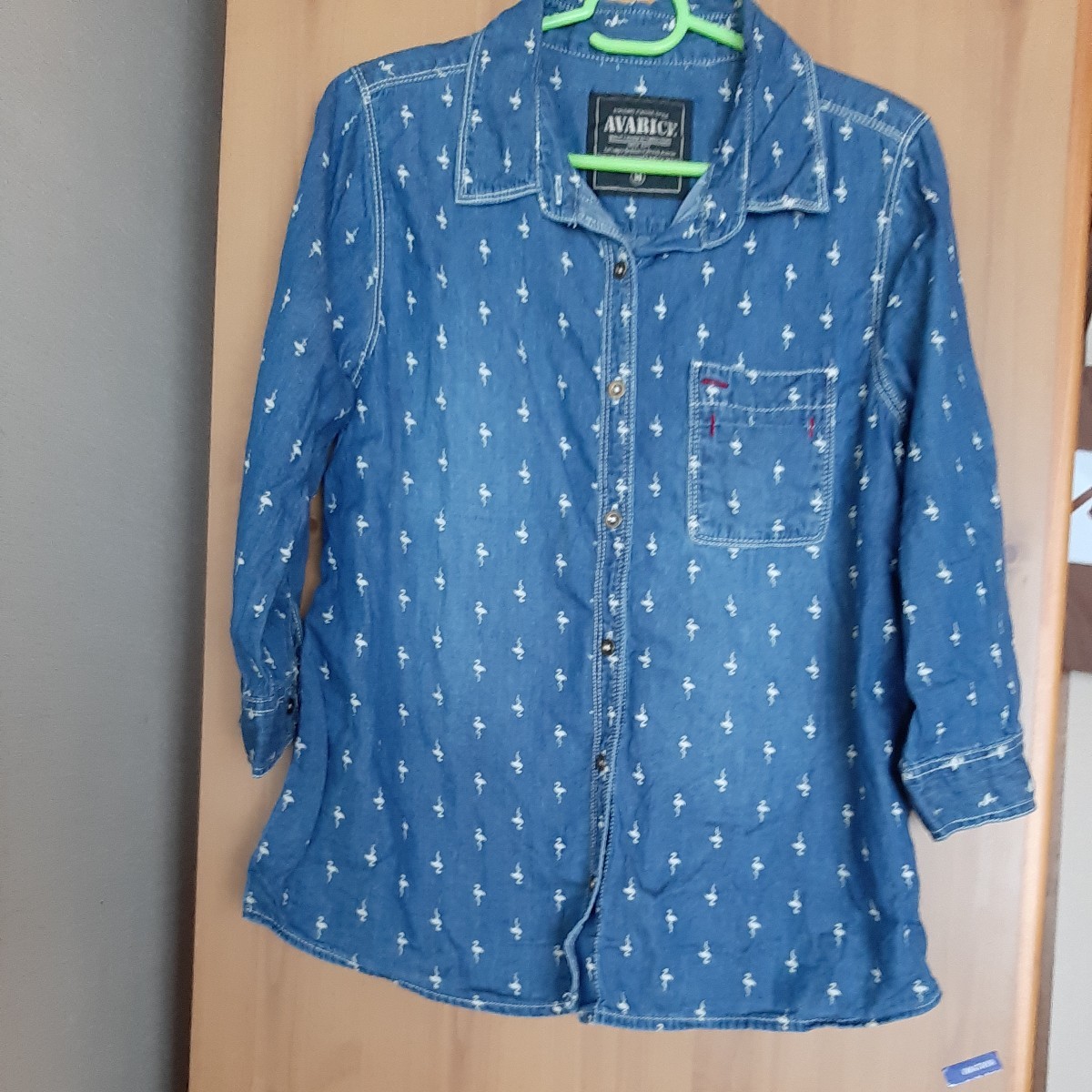 ★最終価格★*ダンガリー生地にフラミンゴプリントの7部袖シャツ*拍卖