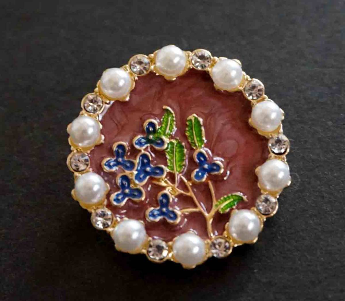 【豪華芸術円装飾菖蒲】新品■ロマンチック 高級感 『アイリス』■アヤメ アート 金属 ピンバッジ バッチ (安全ピン) ブローチ■素敵拍卖
