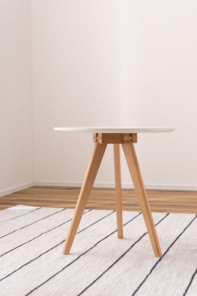 ホワイトの天板と天然木の脚の組み合わせが温かみのある印象を与えてくれるサイドテーブル拍卖