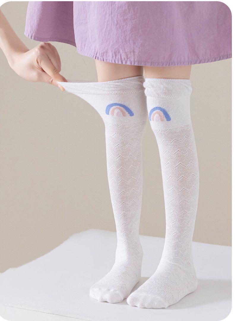0090F虹色柄キッズソックス 白 オーバーニー 1足 女の子 ロング丈 伸びる拍卖