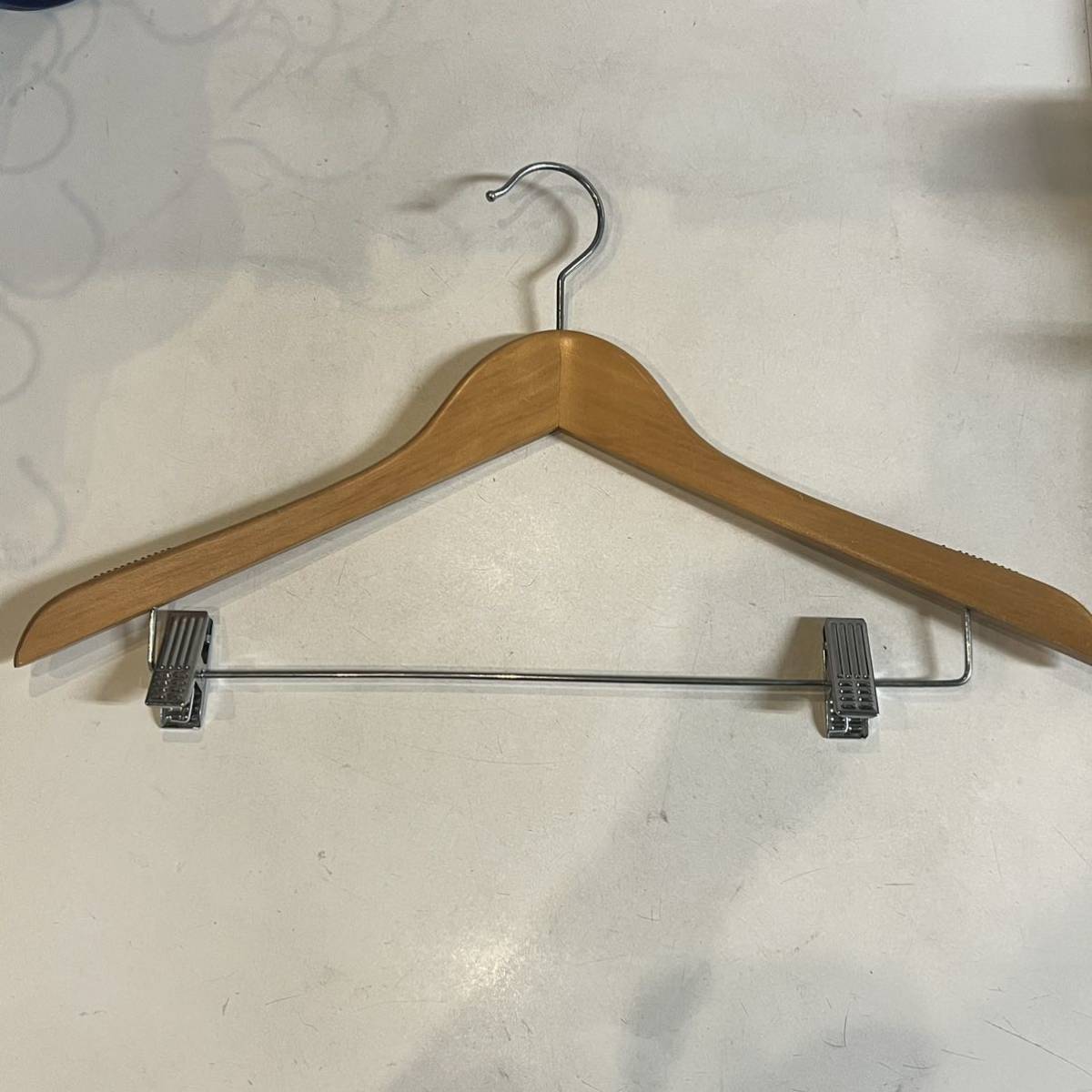 滑り止め付き スーツハンガー 木製ハンガー クリップ付きハンガー拍卖