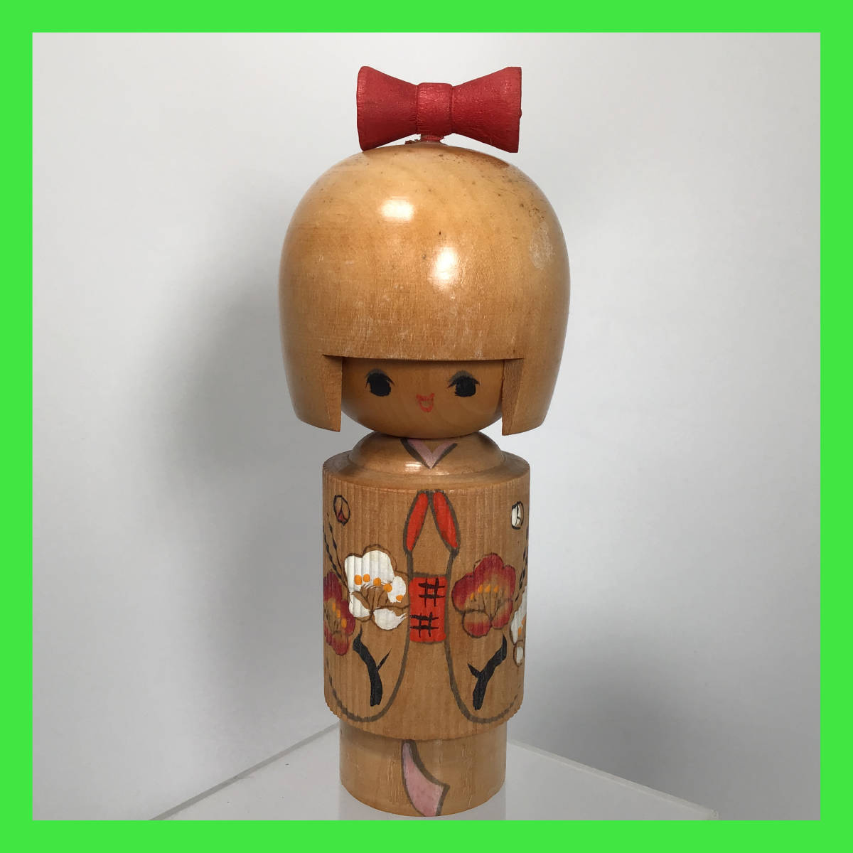 AZ0042☆ こけし おかっぱ頭に赤いリボン 紅白の梅柄の着物 アンティーク 日本伝統 工芸品 民芸品 骨董品 日本人形拍卖