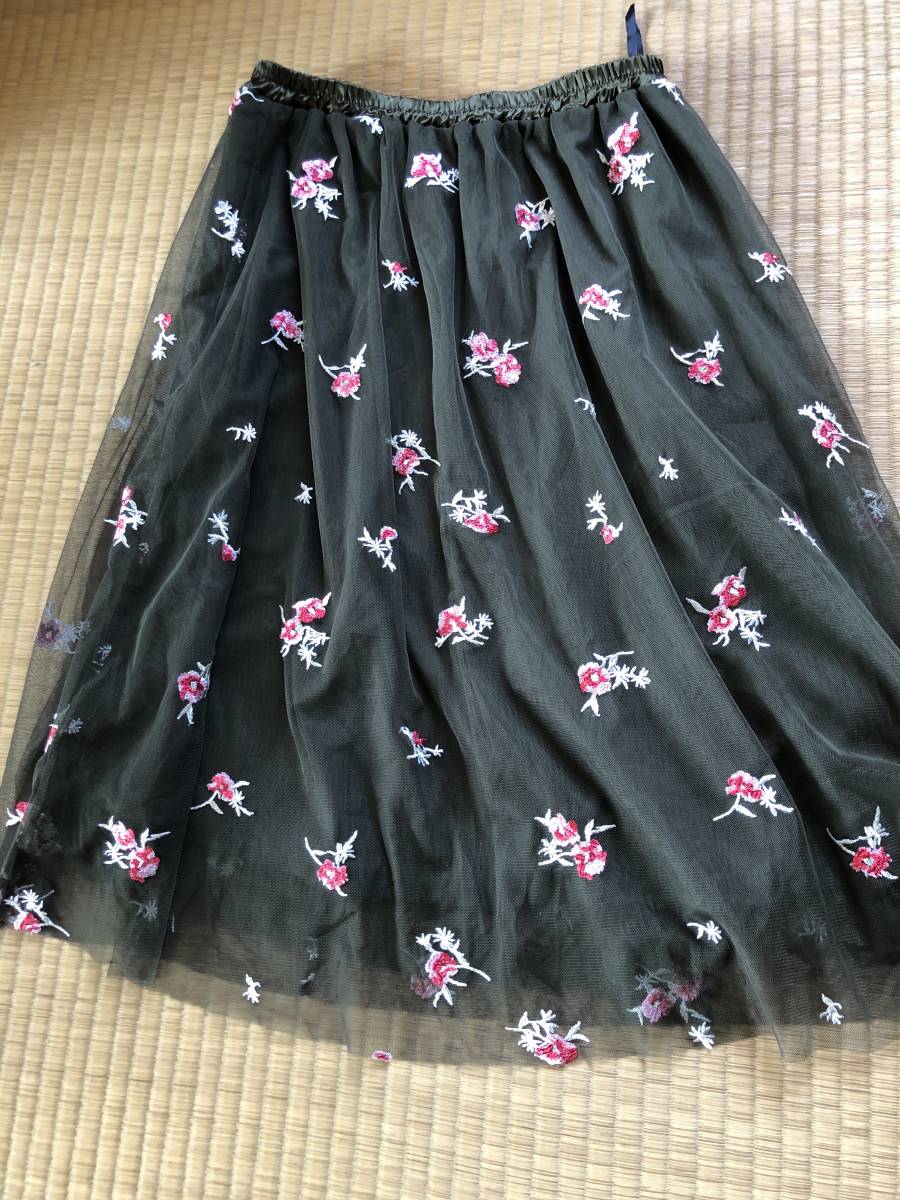 カーキ色 オーガンジーに刺繍入りスカート拍卖