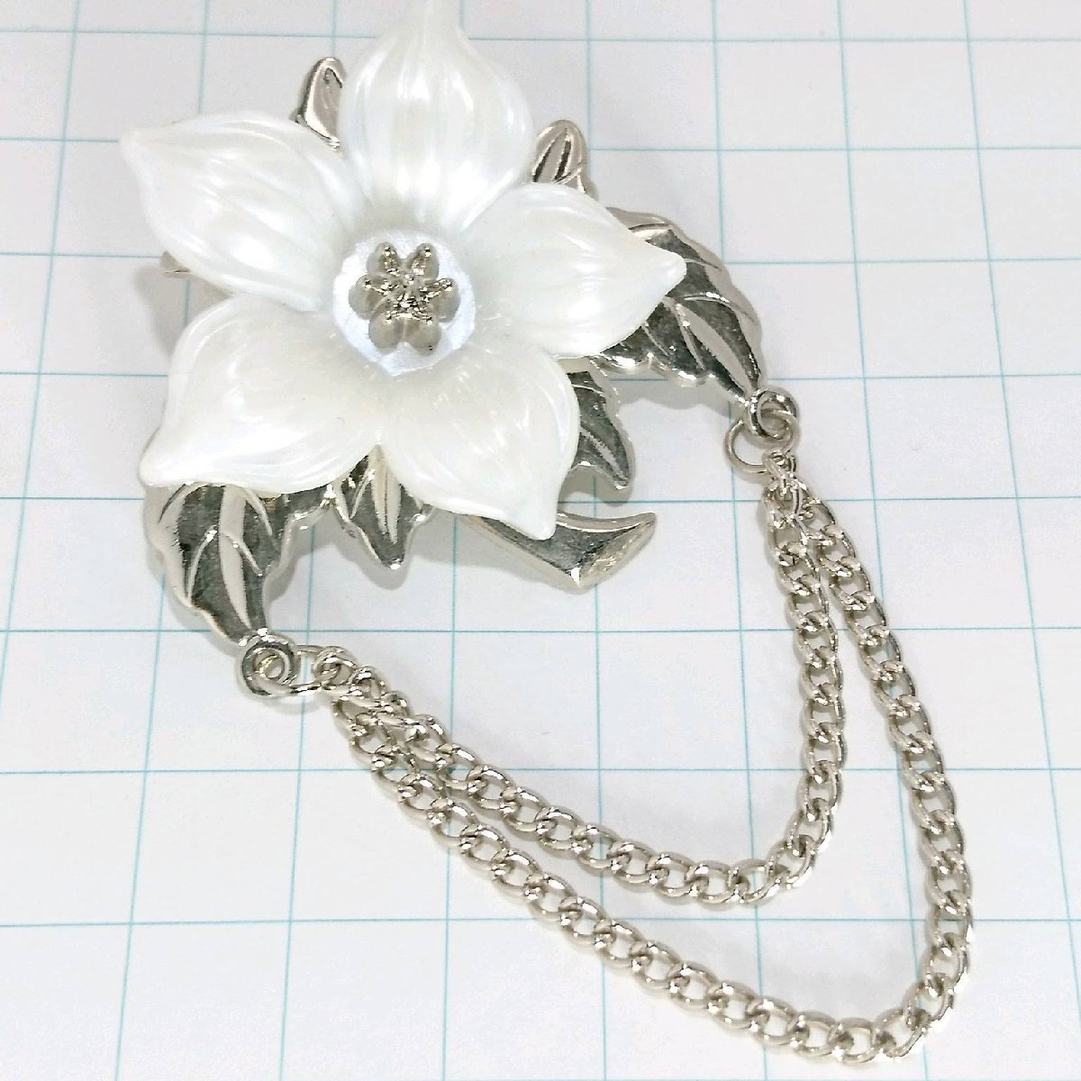 送料無料)ビンテージ☆白花 チェーン☆アンティークブローチ A17755拍卖