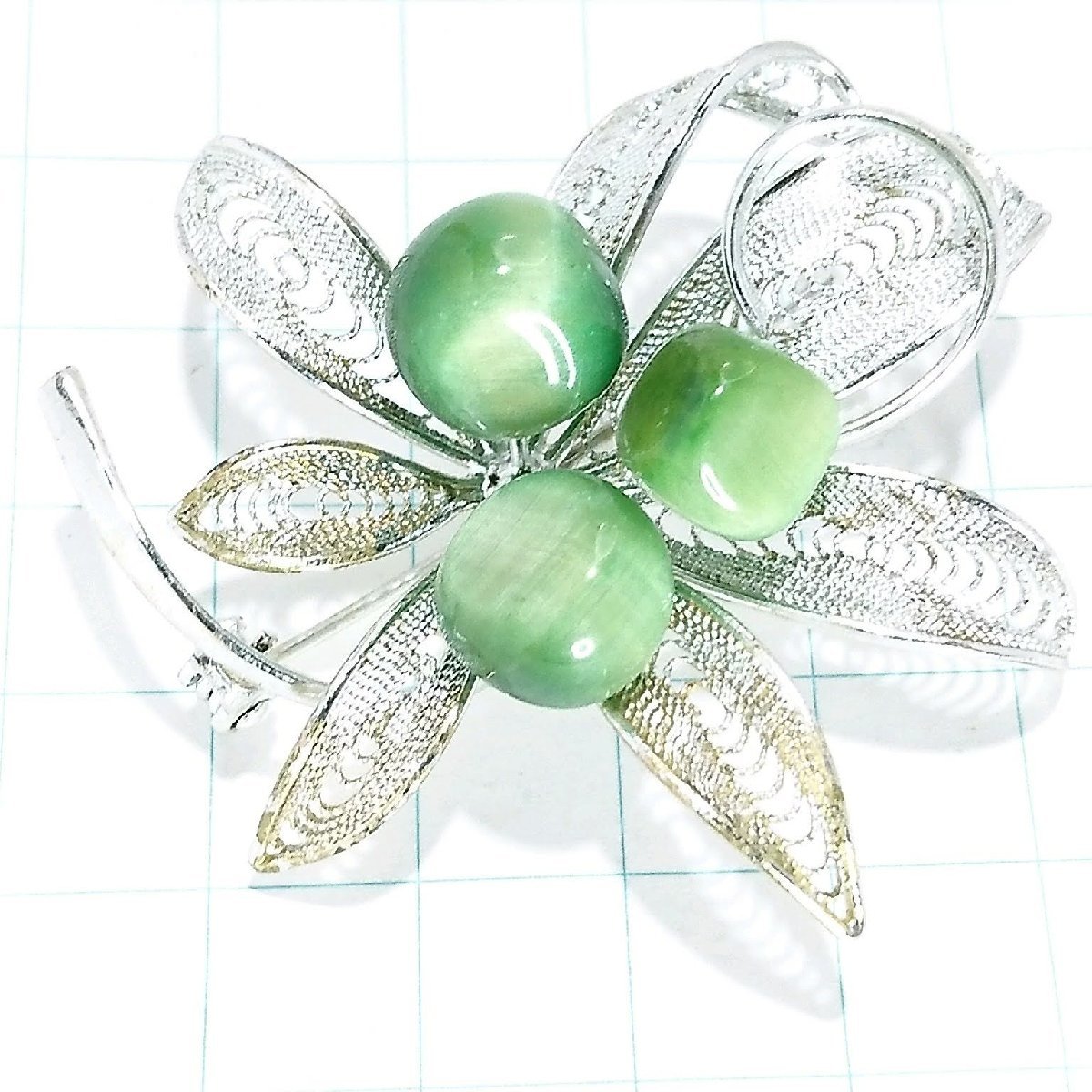 送料無料)ビンテージ☆グリーンキャッツアイ お花モチーフ☆アンティークブローチ A18054拍卖