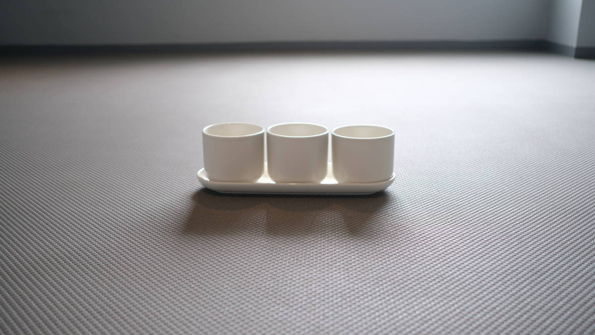 【廃盤品・未使用】アラビア 植木鉢 3個トレイ付き ジェームス・アーヴィン ARABIA JAMES IRVINE 検)無印良品 MUJI 白磁 花瓶 カッシーナ拍卖