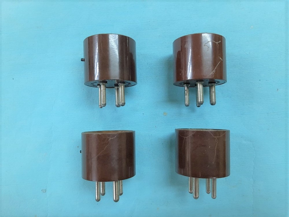 即決あり■UXベース (4ピン) 茶色 4個組 中古品 少々ヘアークラック、傷あり拍卖