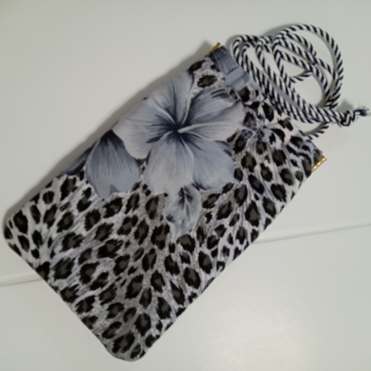 【首から下げる】眼鏡入れ★小銭入れ付き ヒョウ柄 ハイビスカス 黒 女性★ハンドメイド メガネケース拍卖