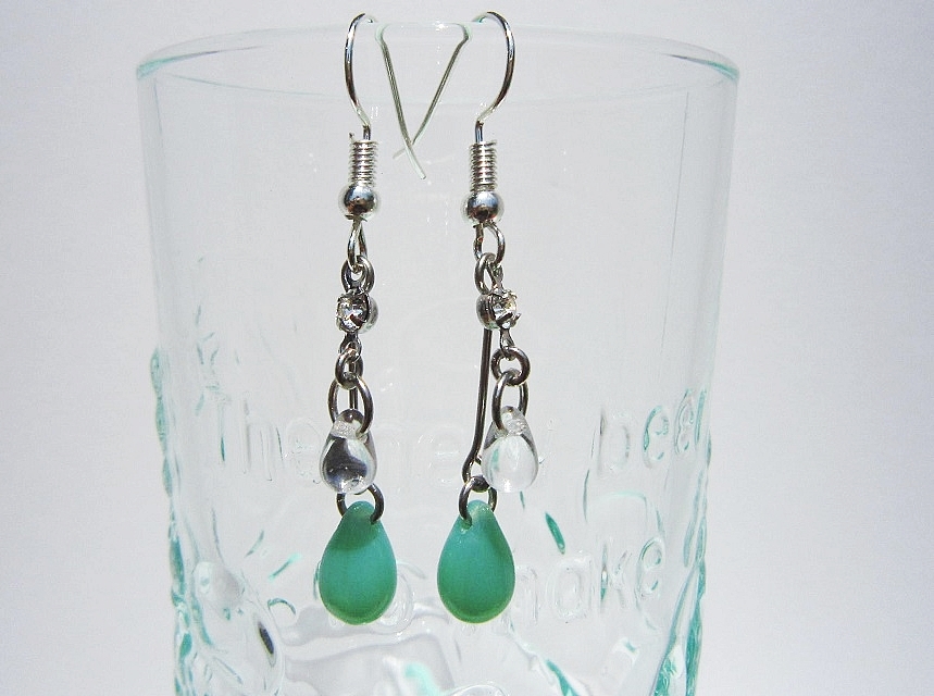 ★しずくとビジューのピアス イヤリング エメラルドグリーン ダブル ドロップ キラキラ拍卖