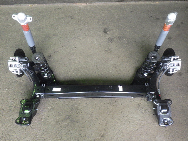 【A-2601】 美品 中古 アウディA3 AudiA3 8Y 30TFSI 3AA-GYDLA 2022年1月 リアアクスル アクスルビーム ドラム付 サスペンション付 即決拍卖