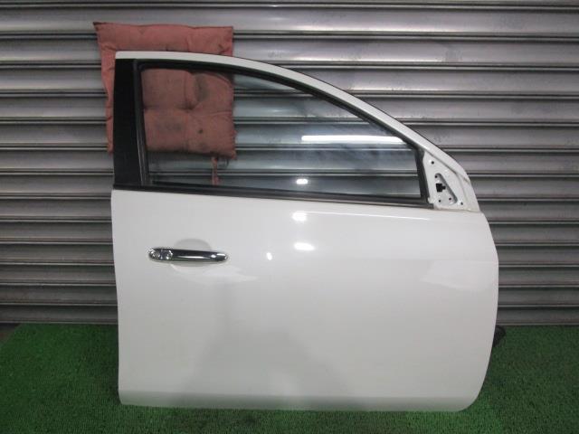 ラティオ DBA-N17 右フロントドア H010M-3BGMA QX1 ホワイトパール /39904拍卖