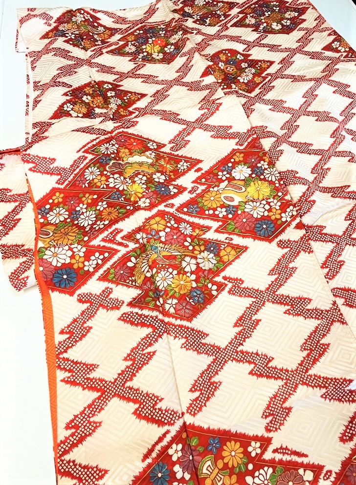 花とら●リサイクル着物 振袖 白地 赤の松皮菱に七宝 着用可能 リメイク 素材としても 230721拍卖