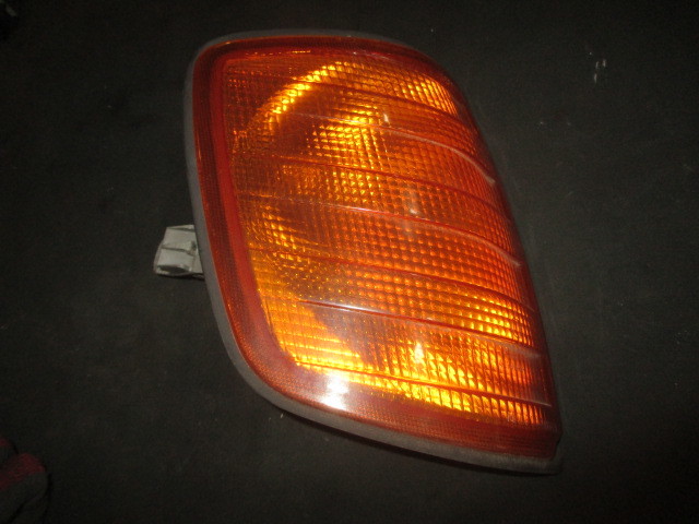 ■ベンツ W124 ウインカーランプ 右 中古 1248260143 1305233929 部品取あり サイドマーカー コーナーランプ レンズ ターンシグナル ライト拍卖