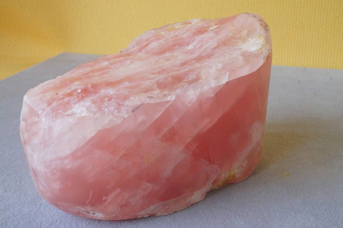 特大サイズ1776g!希少!30年前の在庫なので上質品!ピンクが綺麗な透明度のある上質ブラジル産ローズクォーツ原石(紅水晶)拍卖