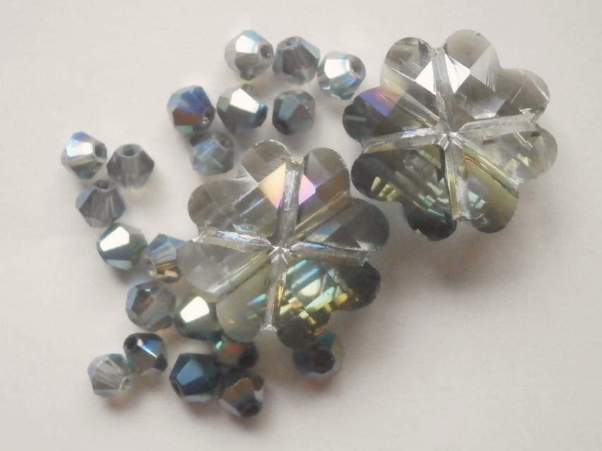 ガラスビーズ★クローバ★モスグリーン系★①拍卖