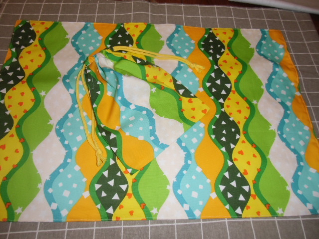 No.106 大判裏付ランチョンマット&巾着 ハンドメイド 40x60 カラフルウエーブ 黄色拍卖