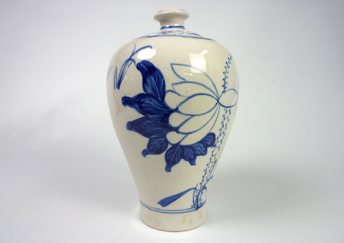 青華 染付(青花) 梅瓶(めいびん):Blue and White Porcelain Vase◆φ18cm H35cm拍卖