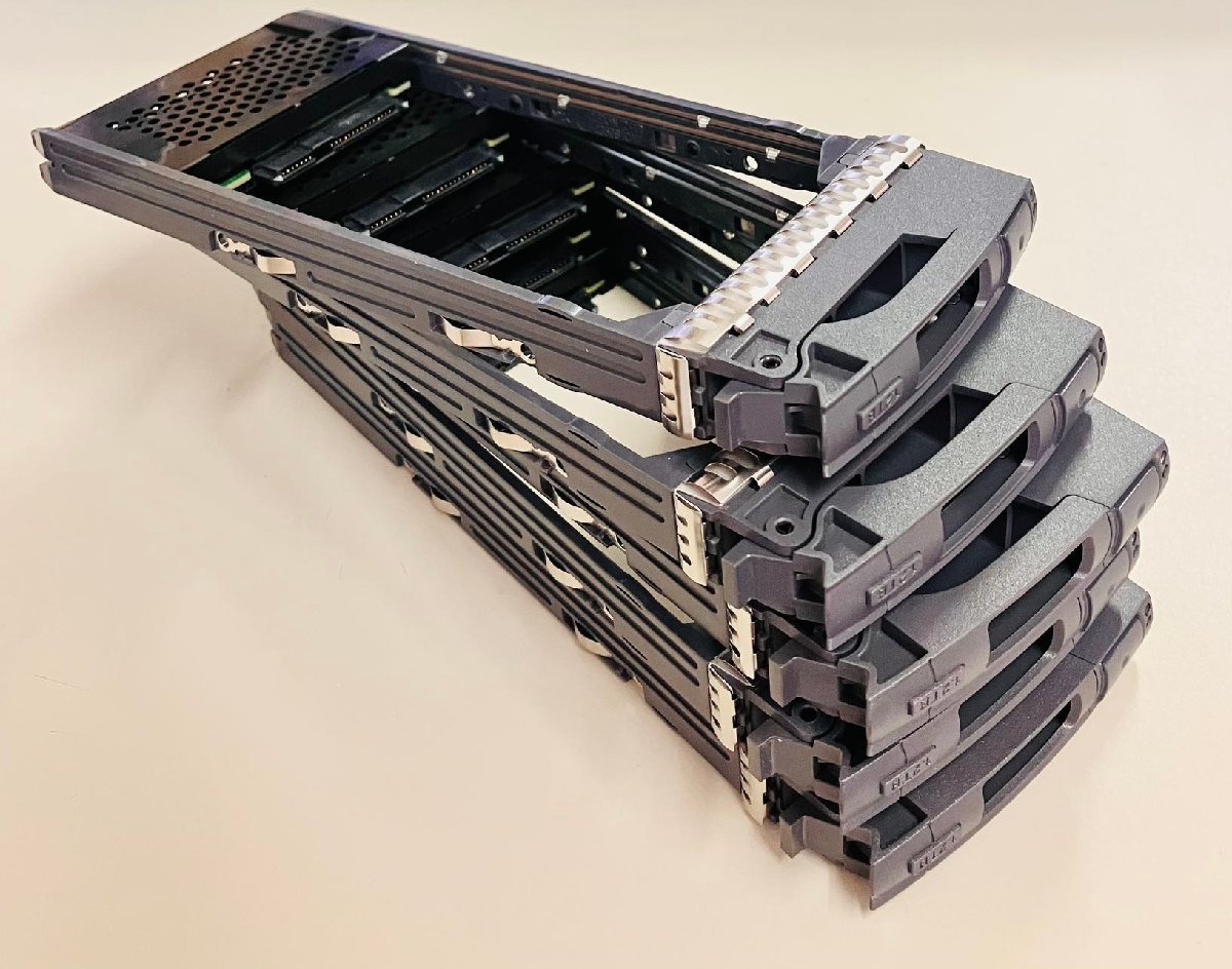 2YXS311★中古★Netapp純正 2.5インチ ハードディスク用マウンター 1.2TB対応 111-00721+A0  Netapp NAJ-1001など 5点組拍卖