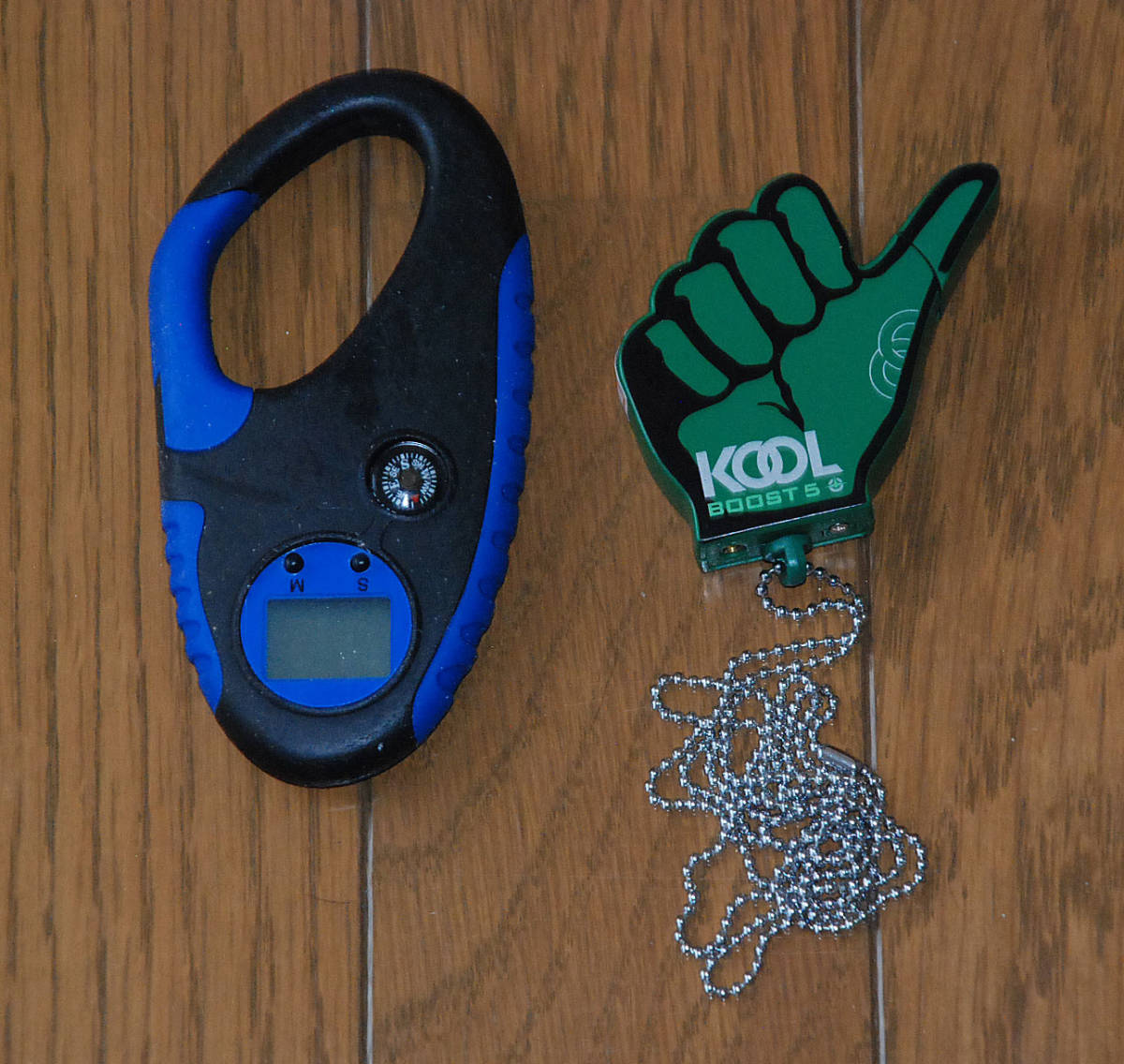 デザイン性と実用性を兼ね備えた方位磁石付カラビナカラビナフック/登山やアウトドアに最適&KOOL非常用指折りライター/新品非売品拍卖