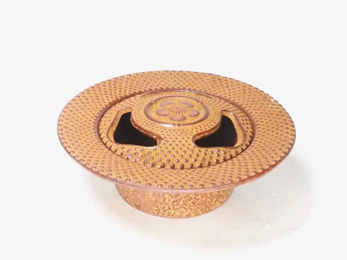 昭和ビンテージ 本場南部盛岡 岩鋳 味わい深い南部鉄器灰皿 在銘は「南部盛岡 岩鋳」 直径12.5cm 高さ4cm 蓋の裏に「三石」と記載 TCU507拍卖