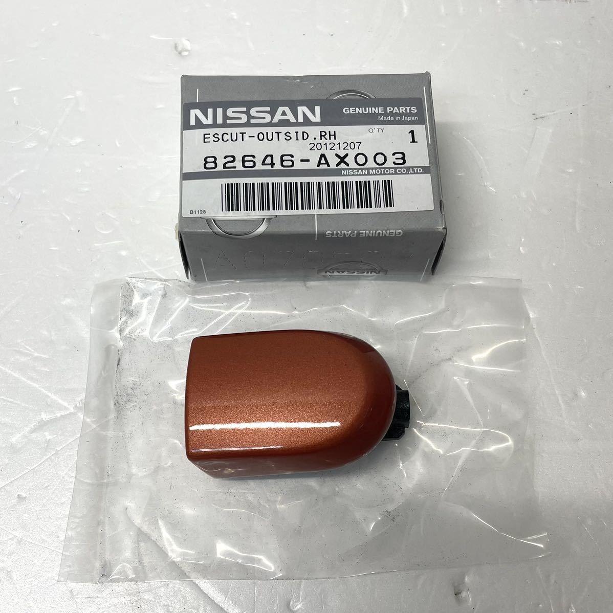 新品・未使用☆NISSAN ニッサン 日産純正☆BZ11系 キューブ☆アウターハンドル.ドアノブ用パネル☆リア☆82646-AX003☆オレンジ.A11拍卖