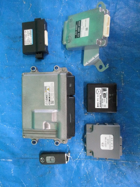 ⑤ 平成25年 マツダ アテンザ ワゴン GJ2FW 純正 エンジンコンピューター ユニット セット拍卖