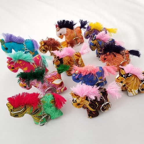 カラフルな馬のぬいぐるみ付キーホルダー ポニー ハンドメイド 乗馬拍卖