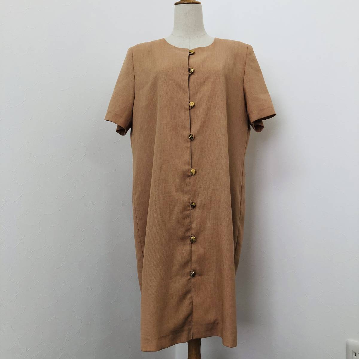 a01756 美品 ワンピース ひざ丈 半袖 日本製 貝殻ボタン 肩パット 15AR ベージュ系 ブラウン系 レディース エレガントガーリーチック拍卖