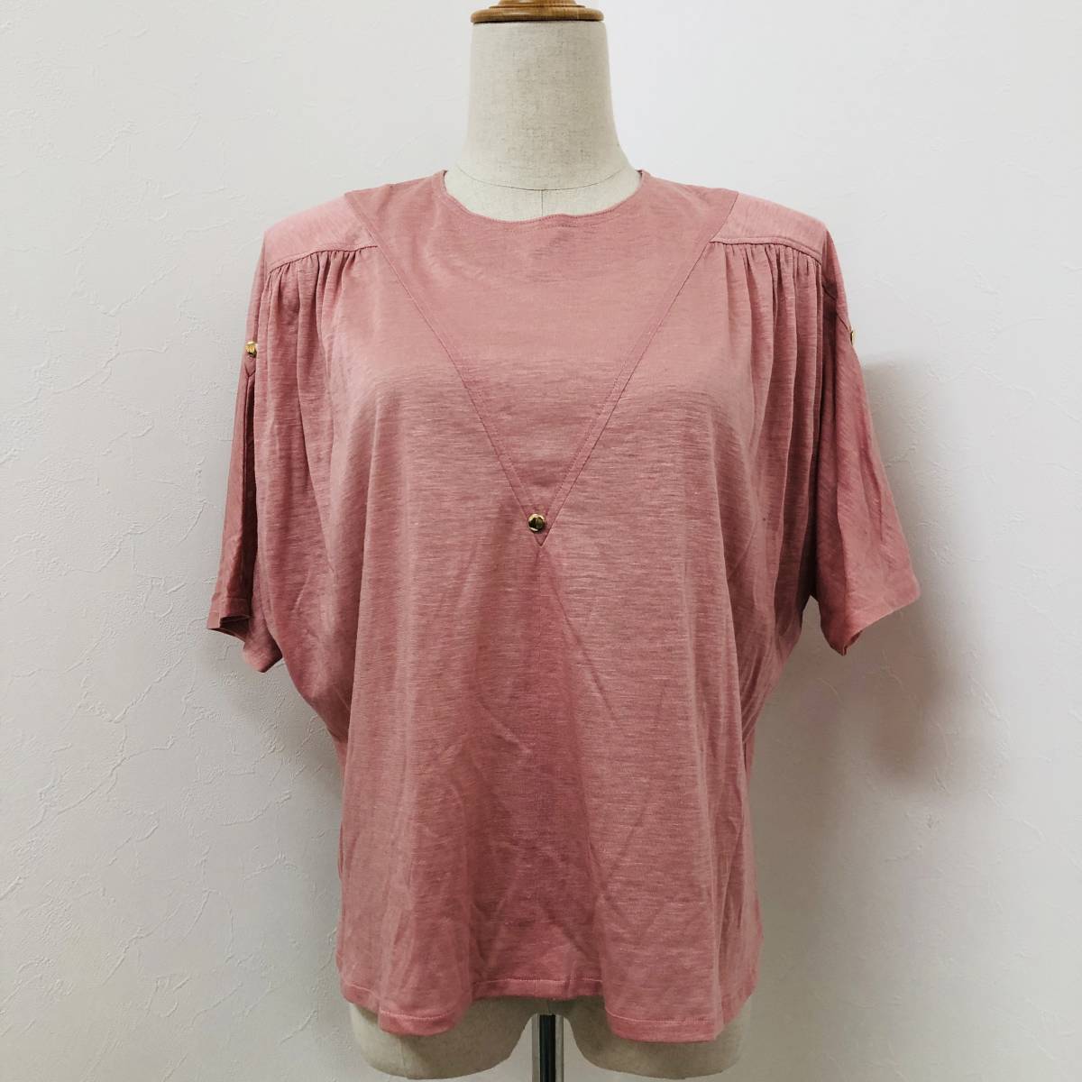 a02181 luui トップス 半袖 肩パット 薄手 麻混 日本製 丸首 飾りボタン 夏 ピンク 無地 レディース シンプル プリティインピンクスタイル拍卖