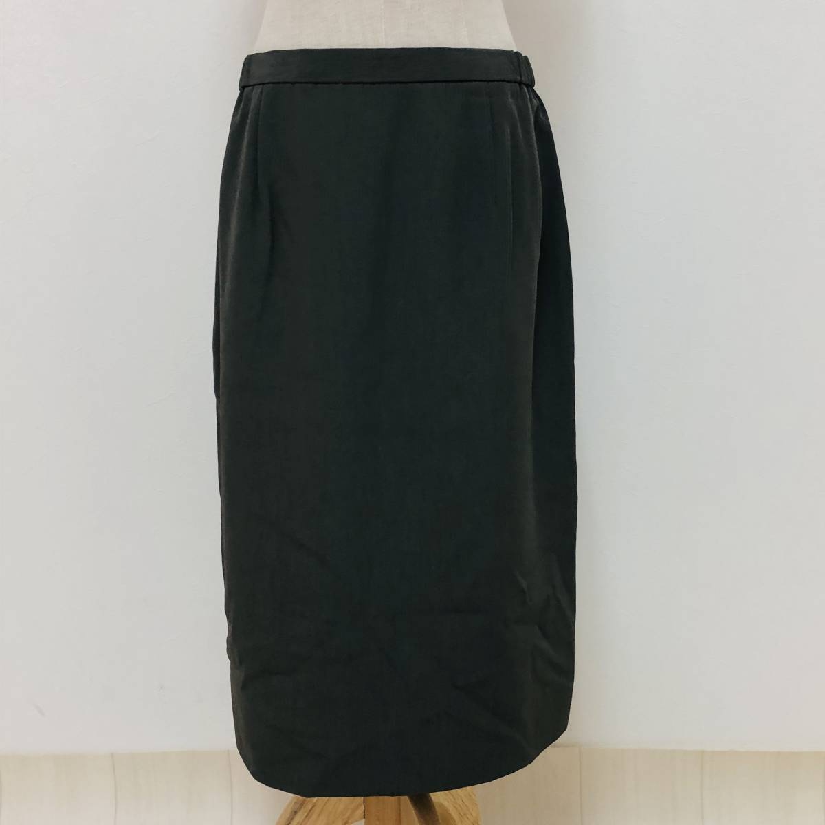 a02464 美品 NONA スカート ひざ丈 薄手 裏地あり ウエスト一部ゴム 後ファスナー 13号 カーキ 無地 レディース エレガントガーリーチック拍卖