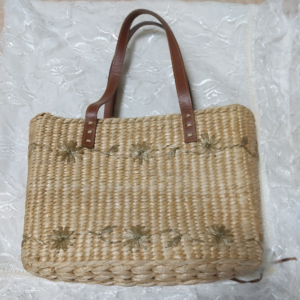 (新品)夏の必需品!本革持ち手 お花の刺繍付き お上品で素敵なかごバッグ 内ポケット×1 31×23×13㎝☆★拍卖