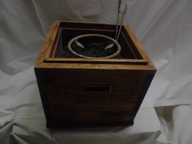 昭和初期の木製。火鉢。灰ついています拍卖
