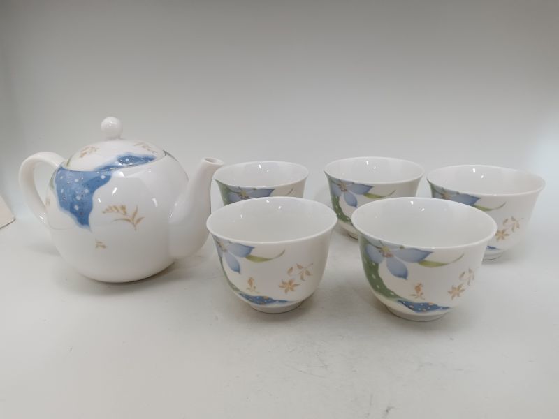 0825-0007 未使用★YUMI KATSURA・桂由美★花うたげ・輪花大盛皿 31㎝・後把手急須・湯呑み 8.5㎝・5ピース★盛皿・器・花柄・食器拍卖