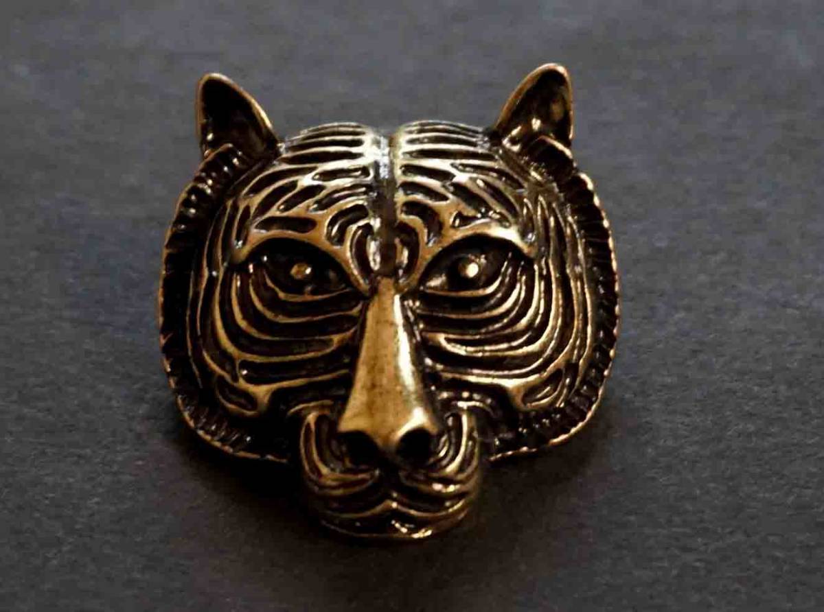 『古金色 骨董虎顔』新品■Tigerアンティーク調■ 高級感 金属 激渋 ピンバッジ バッチ (安全ピン)激渋 ブローチ■おしゃれ ファッション拍卖