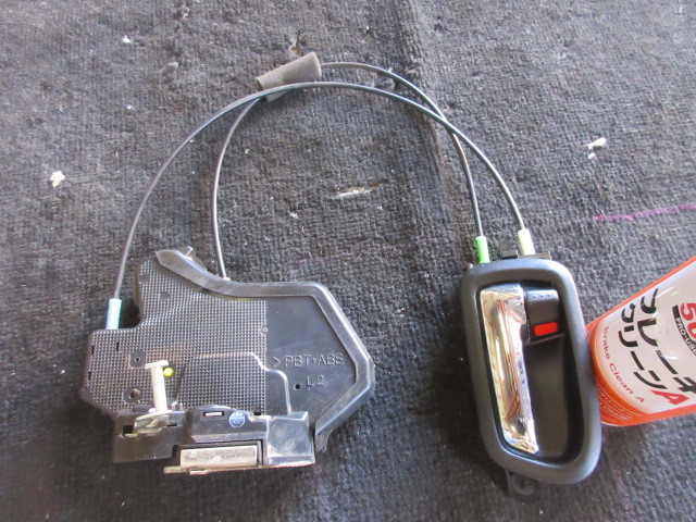 ★23R5G7589 TDA4W エスクード 純正左後ろドアロック インナーハンドル付 修理やストック等に拍卖