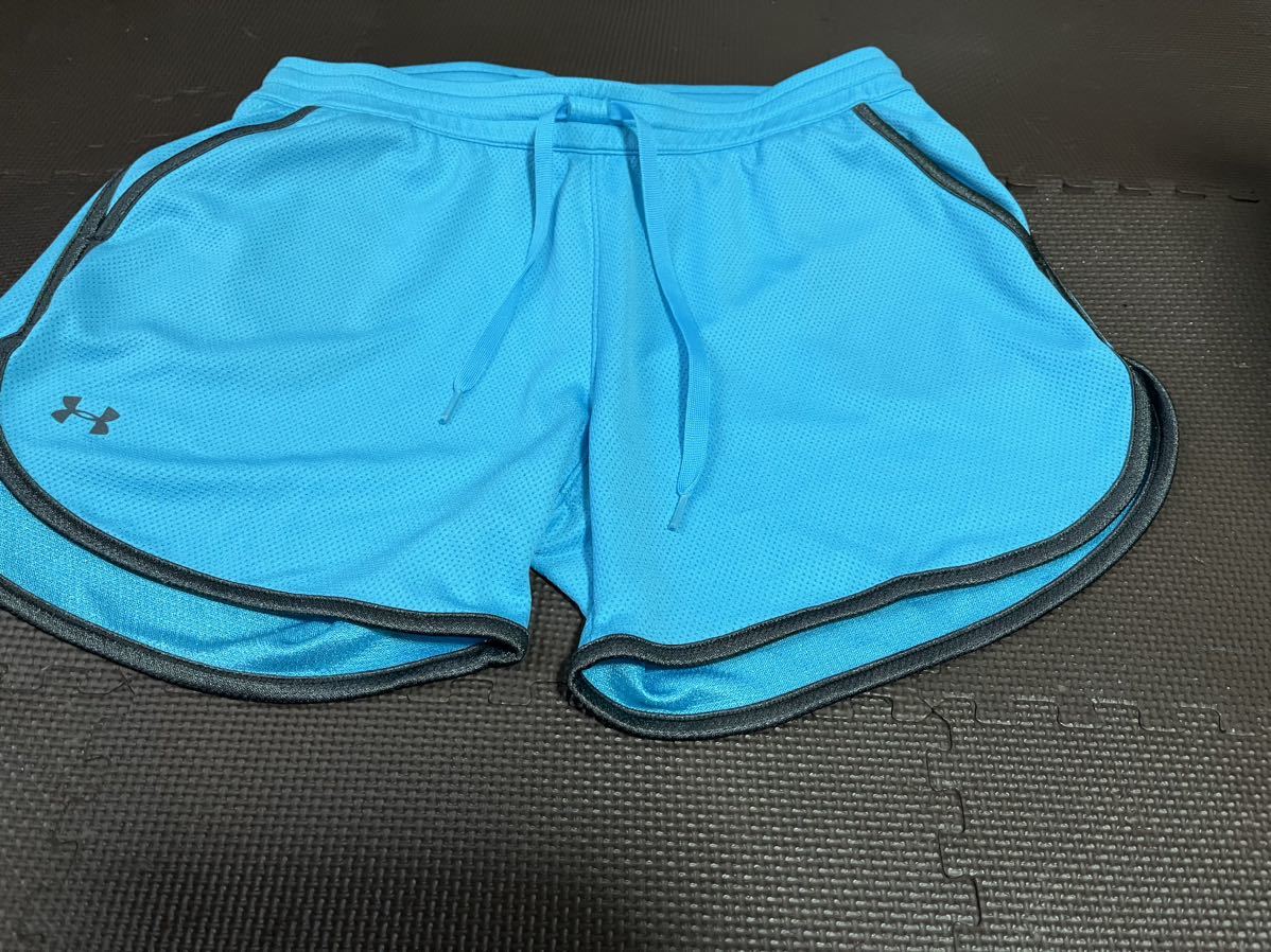UNDER ARMOUR水色、ロゴ、ライン黒ストレッチハーフパンツ サイズMD拍卖