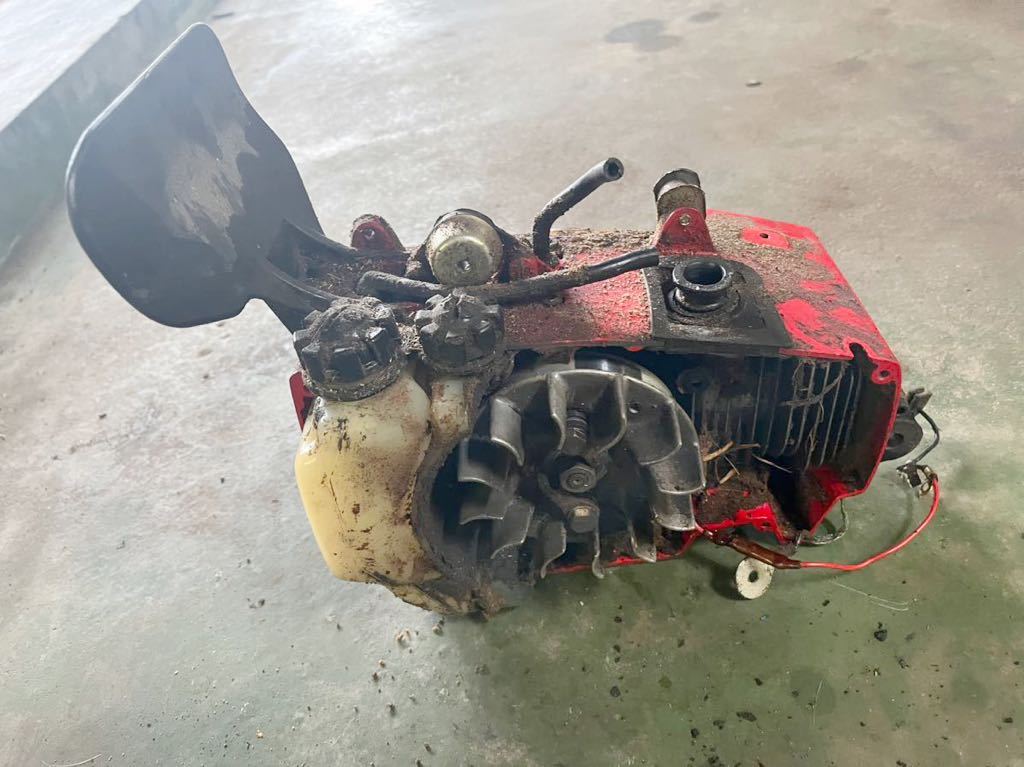 エンジンチェーンソー部品 エンジン 圧縮あり 部品取り ジャンク取扱 オイルポンプ付きますが、動作未確認 未清掃新ダイワE305AV拍卖