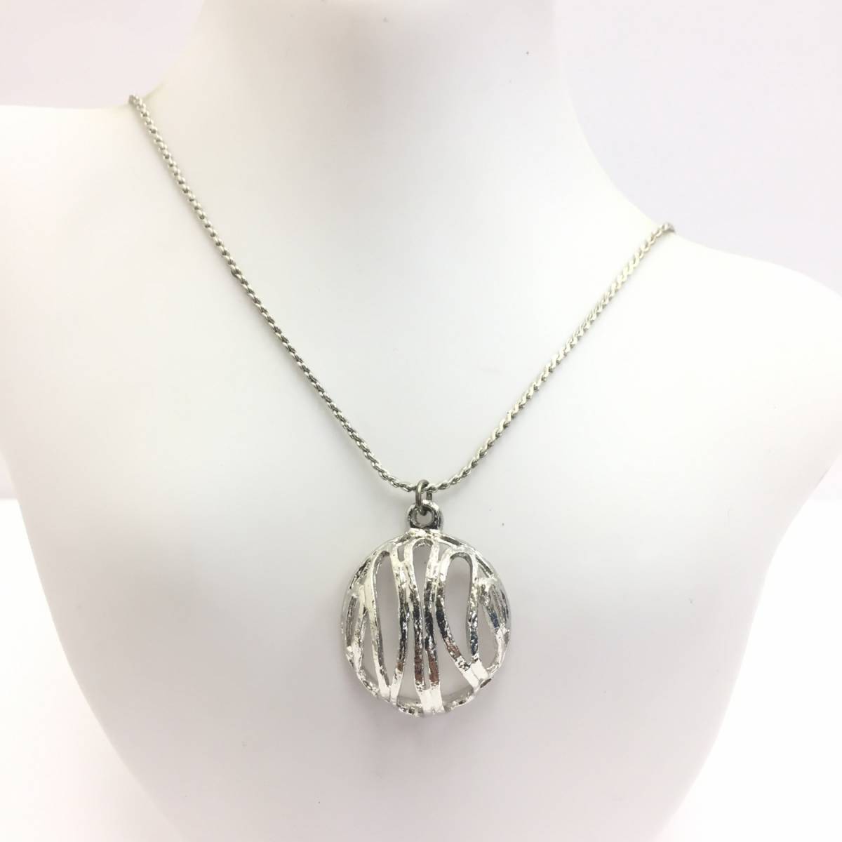 【ネックレス】約38cm シルバー 半球 丸 透かし スタイリッシュ シンプル クール ペンダント 銀色 シルバーカラー拍卖