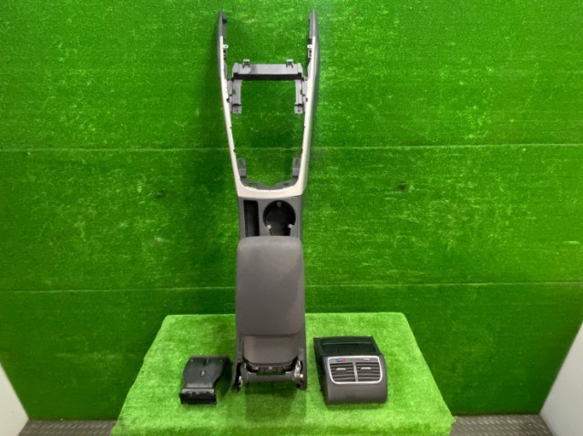 アウディ A4 8KCDH セダン センターコンソールボックス 拍卖