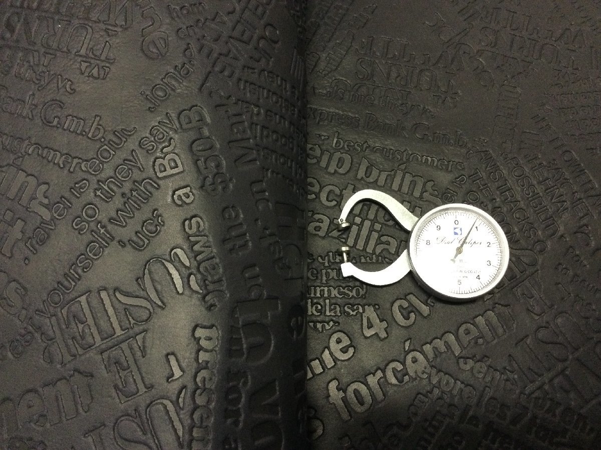 【SALE】M61革 皮/牛 英字 型押し オイルブラック 105ds 約1.0mm~1.5mm/格安拍卖