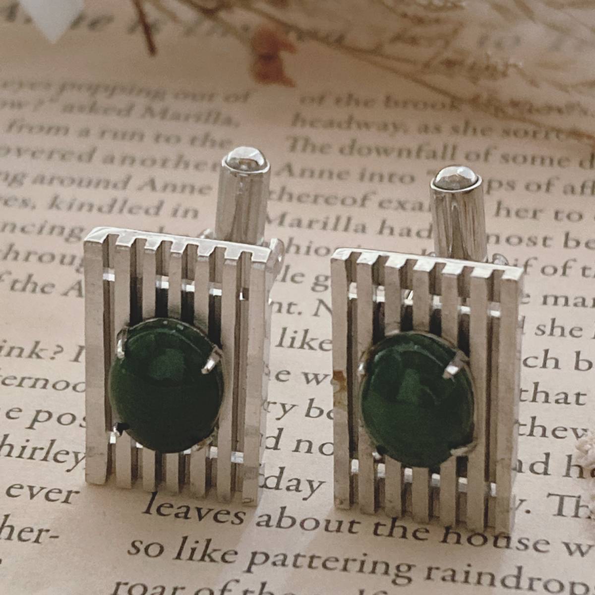 ヴィンテージカフスボタン 緑石 シルバー☆Vintage jewelry accessories A342拍卖