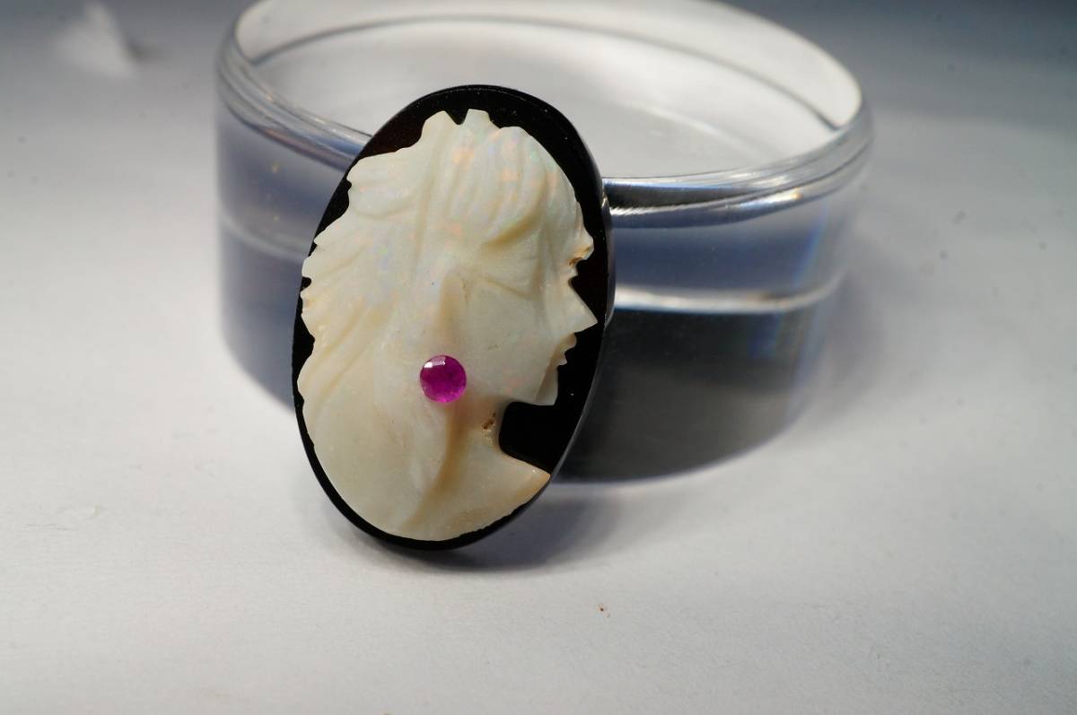 【即決特別価格!早い者勝ちです!】昔の未使用在庫!!希少!【ナチュラルオパール】「貴婦人」彫刻ルース裸石 ルビー&オニキス台座拍卖