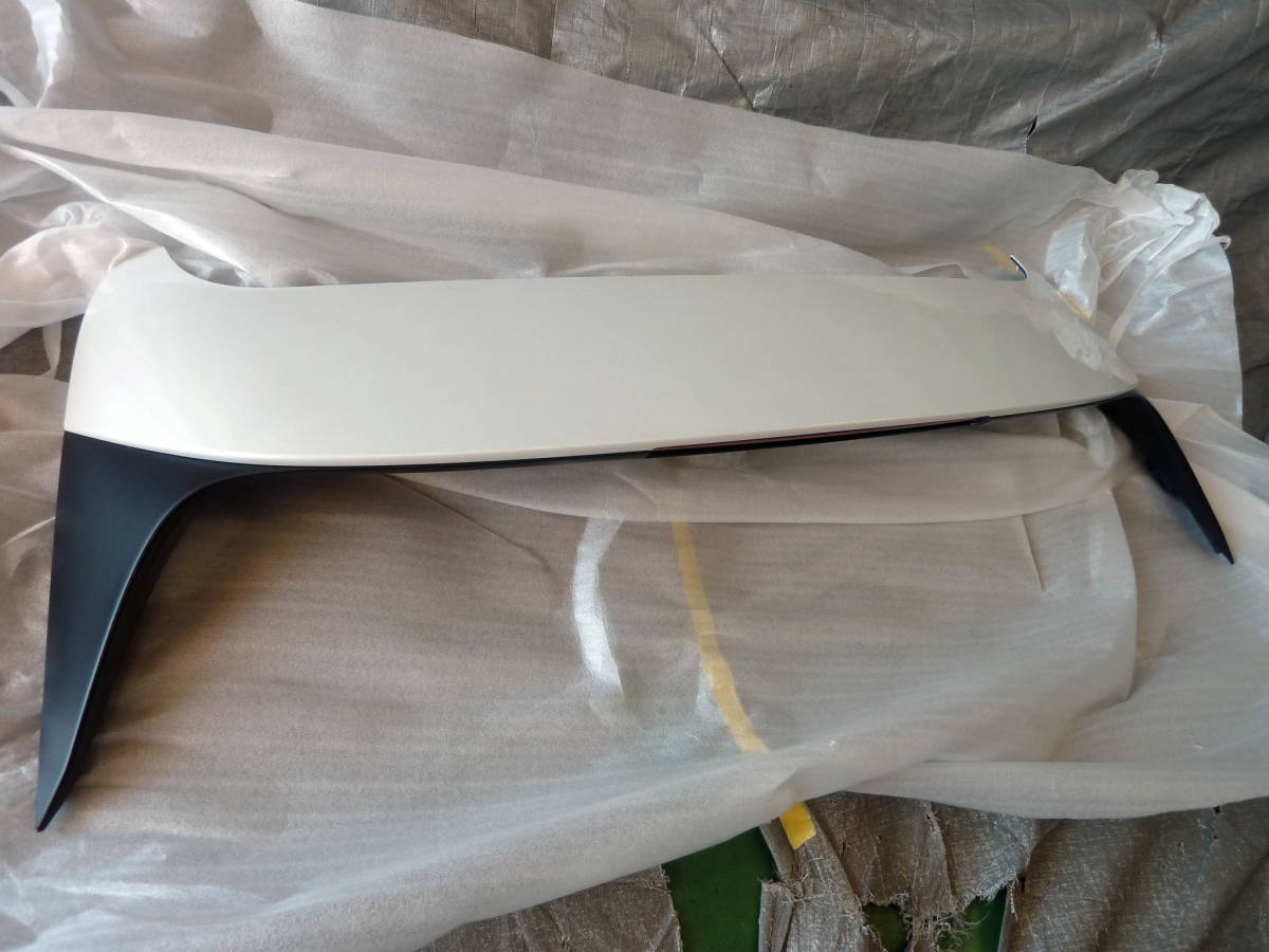 ●●2308-65LL RV3 RV4 RV5 RV6 ヴェゼル 純正 リアウィング ルーフスポイラー NH883P プラチナホワイトパール 74900-3M0 美品!拍卖