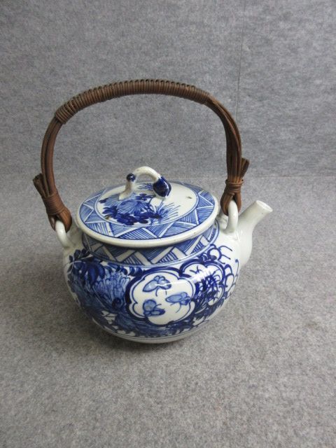 【政】32864 出石焼 染付 茶瓶 花 どびん 薬草 湯沸し 骨董 古物拍卖