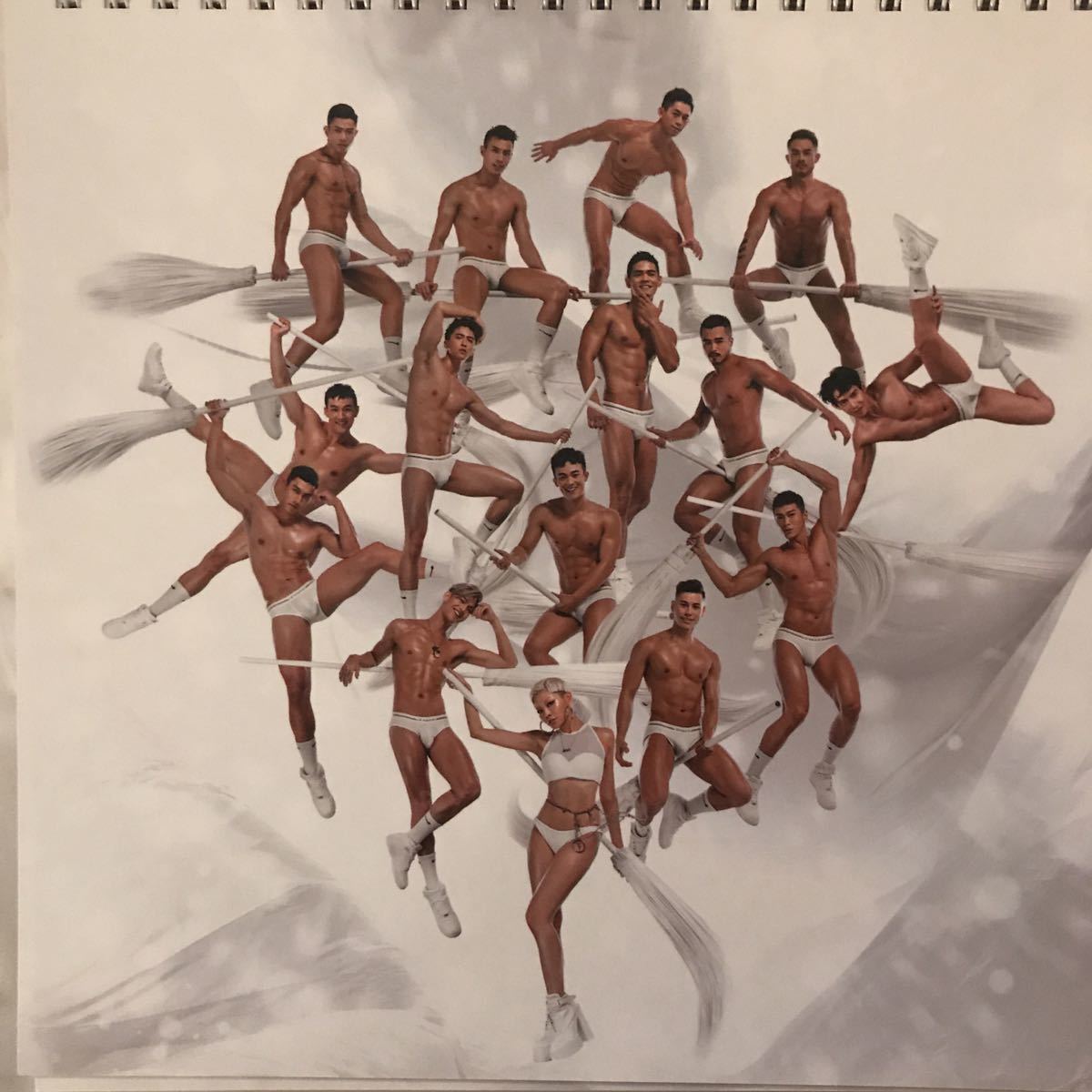 ★白色騎士 THE WHITE KNIGHT★TOOTの下着を着た15名のモデルの卓上カレンダー(2020年)拍卖